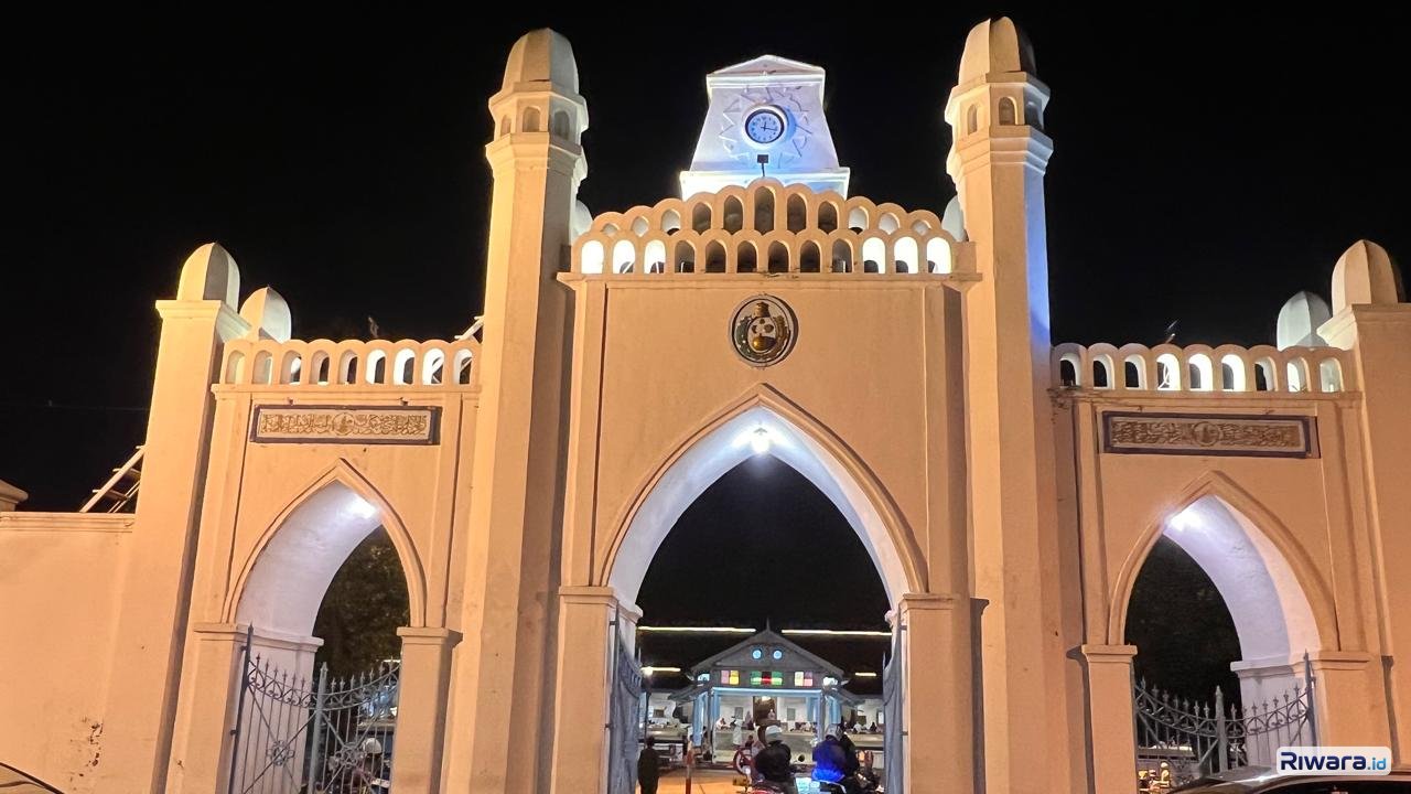 Suasana malam penuh khusyuk di Masjid Agung Surakarta, atau yang dahulu dikenal sebagai Masjid Gede Kagungan Dalem Karaton Surakarta. Cahaya temaram menyelimuti setiap sudut, mengharap berkah dan ampunan di malam yang penuh kemuliaan